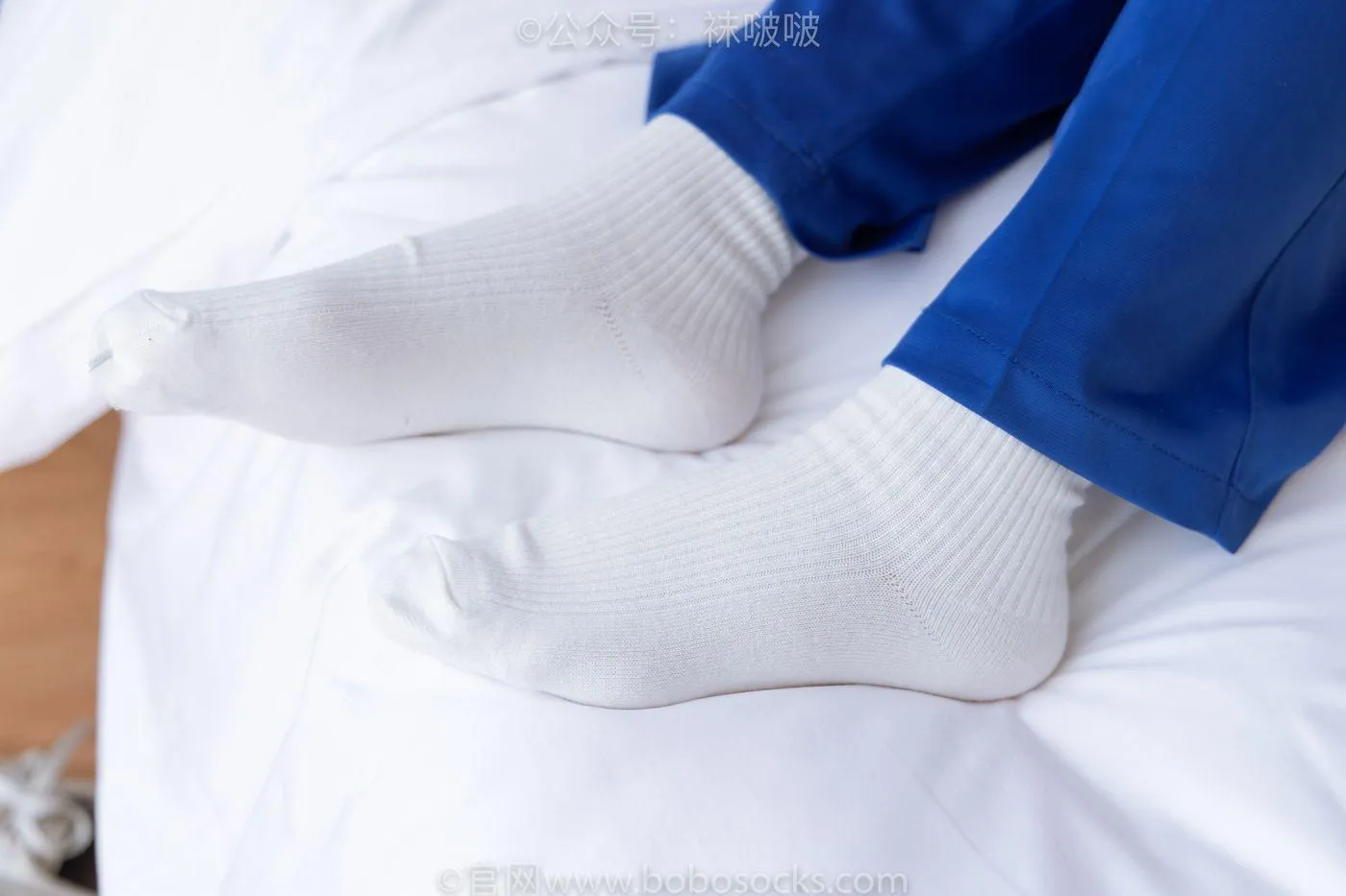 [BoBoSocks袜啵啵]NO.042 砂糖-校服、板鞋、白棉袜、油亮白丝 [139P]插图2